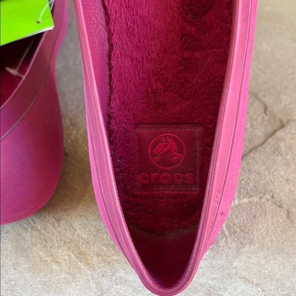 Crocs sz 7 pomegranate mammoth flat NWT - Picture 8 of 12